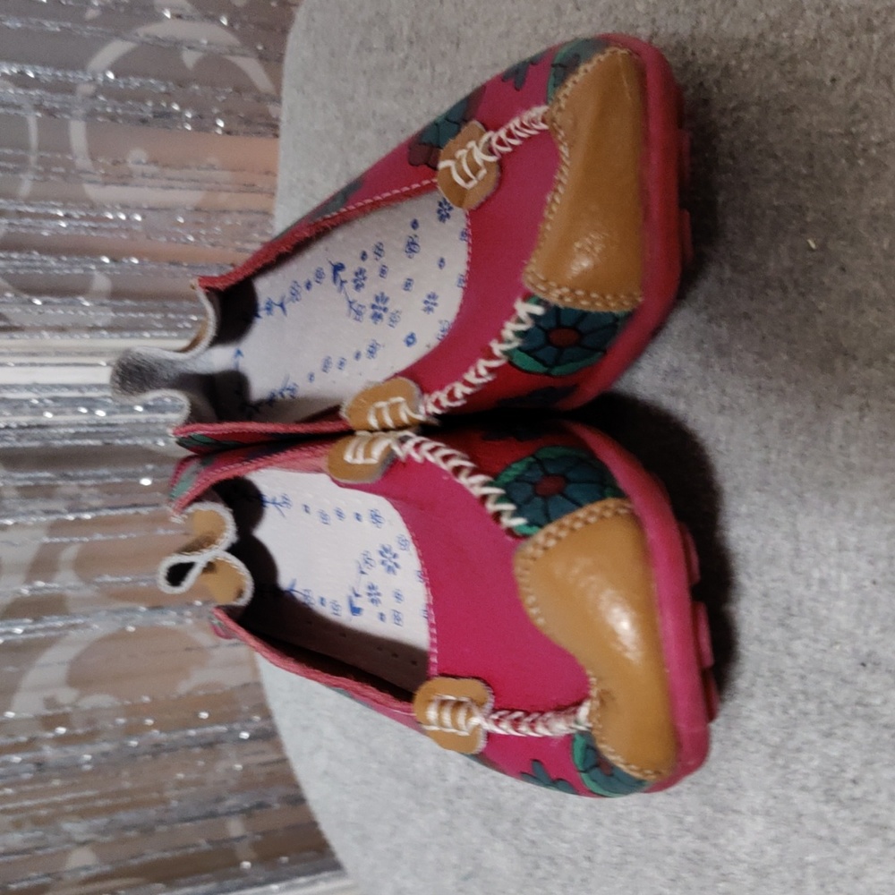 Dorothys  slip on flats size 7 soft leather true to size pink and brown